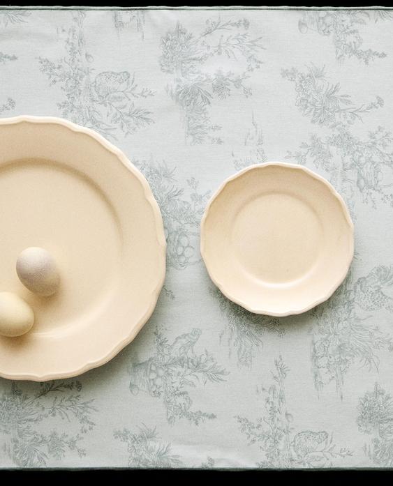 RESIN-COATED TOILE TABLE RUNNER