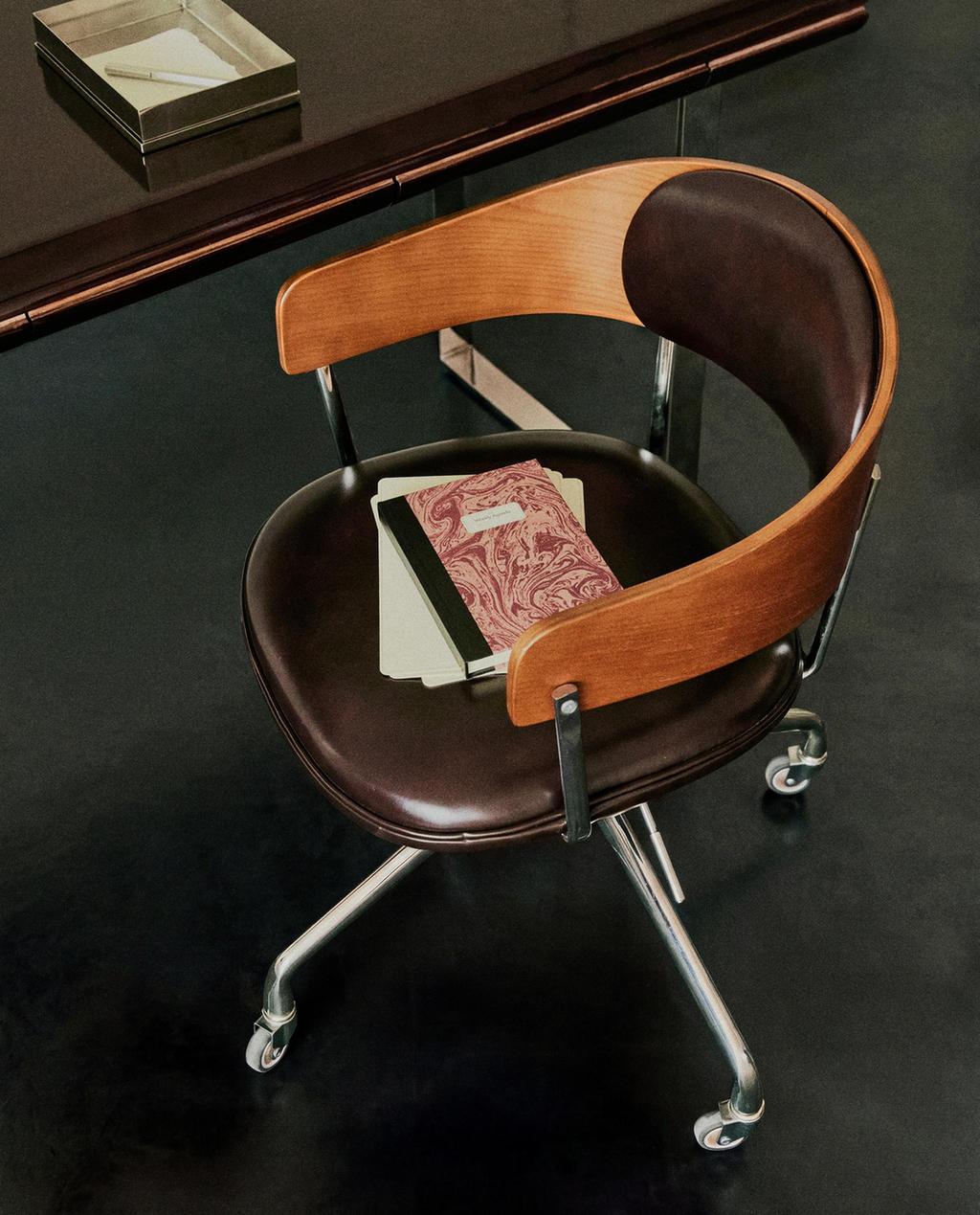 OFFICE CHAIR WITH WHEELS