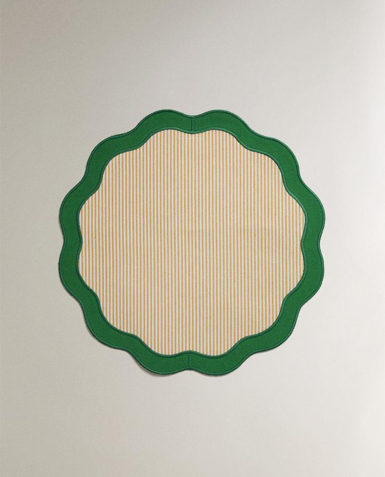 STRIPED PLACEMAT WITH SCALLOPED EDGE