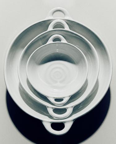 PORCELAIN SALAD BOWL WITH HANDLES