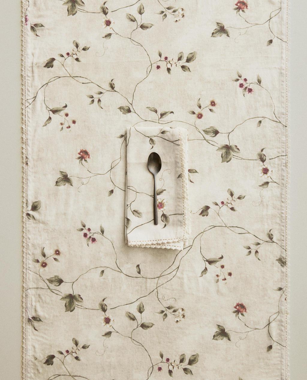 TISCHLÄUFER MIT BLUMENPRINT UND SPITZE