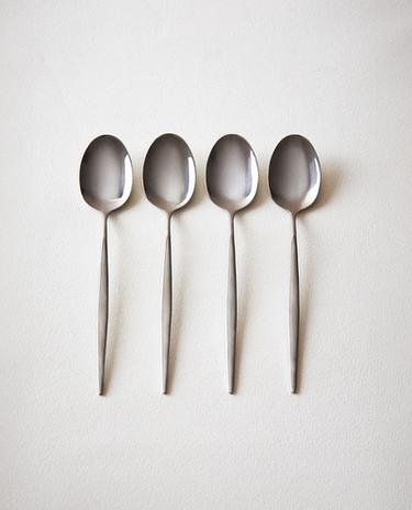 PACK DE 4 COLHERES DE SOBREMESA COM CABO FINO