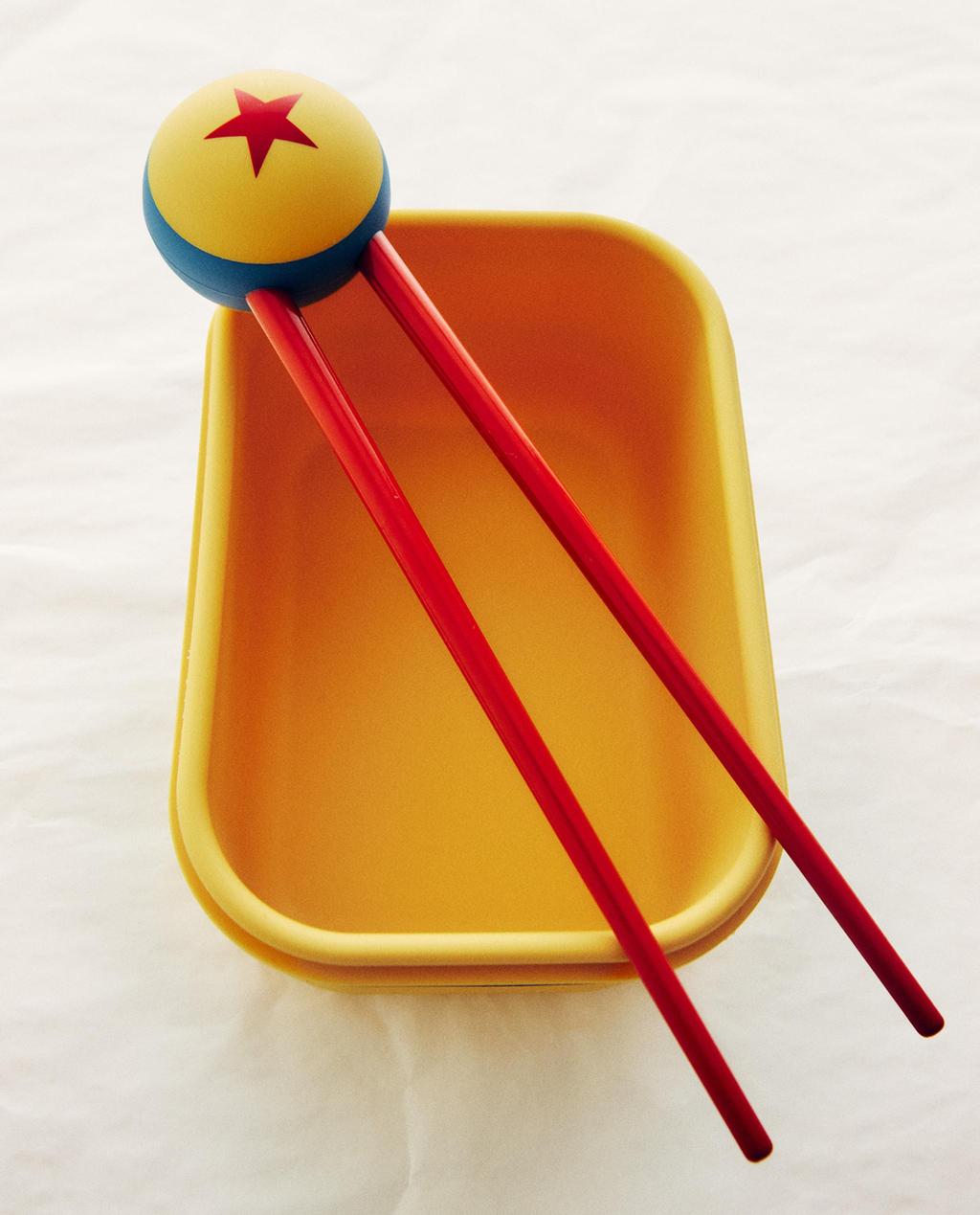 BASTONETS INFANTILS TRITAN™ PILOTA MONSTRES, S.A. ©DISNEY/PIXAR
