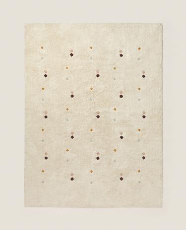 DEČJI TEPIH SA VEZENIM VIŠEBROJNIM ROMBOVIMA