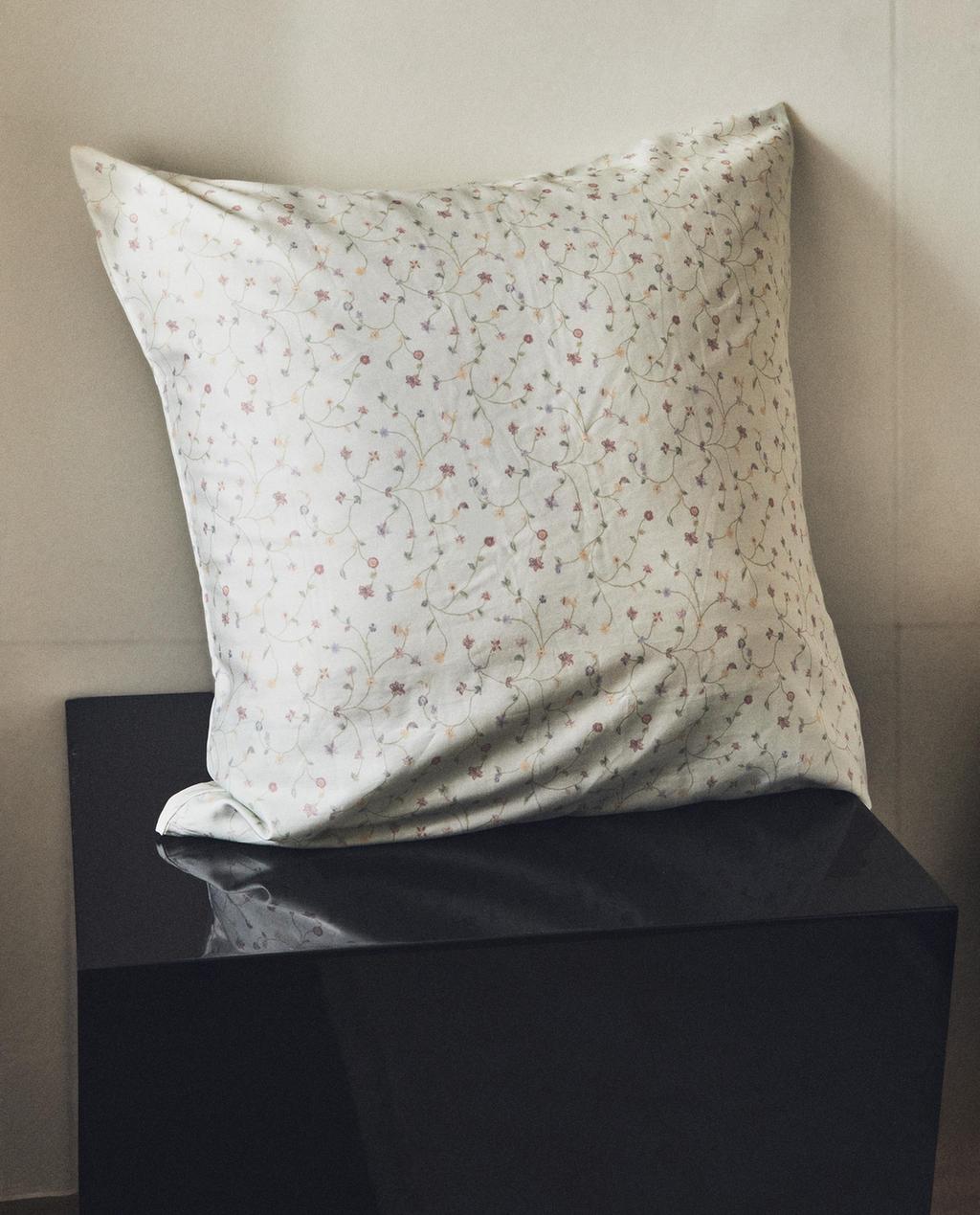 KOPFKISSENBEZUG AUS SATIN MIT MINI-BLÜTENMUSTER