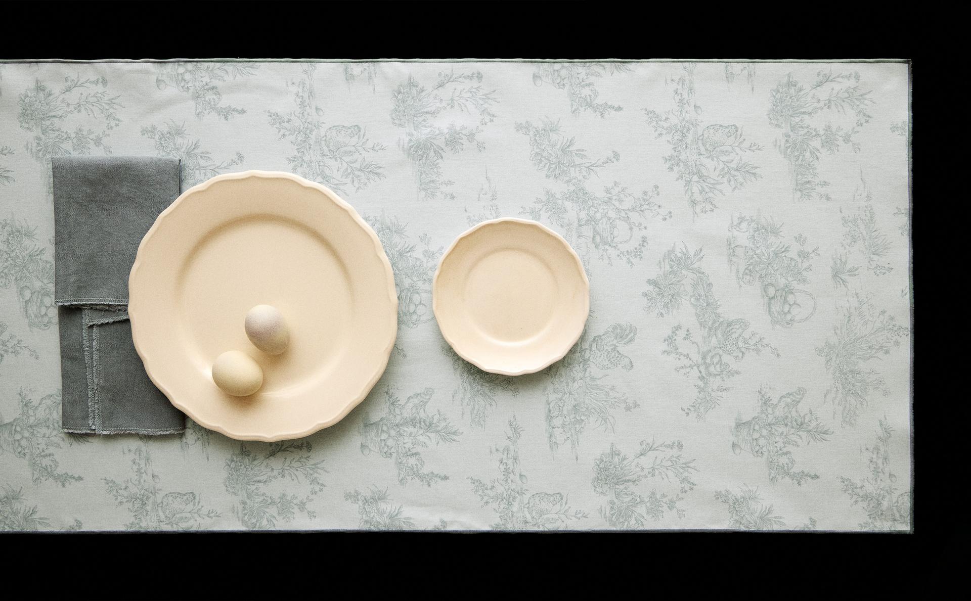 RESIN-COATED TOILE TABLE RUNNER