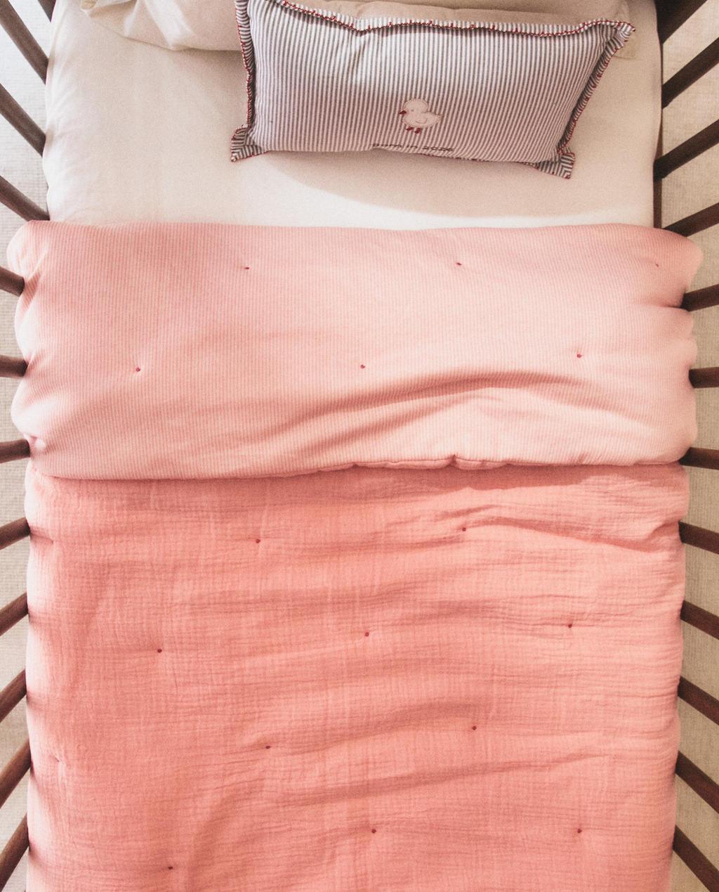 KIDS' REVERSIBLE STRIPED MUSLIN QUILT