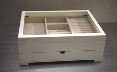 LACKIERTE SCHMUCKBOX MIT GROSSEM DECKEL UND SCHUBLADE