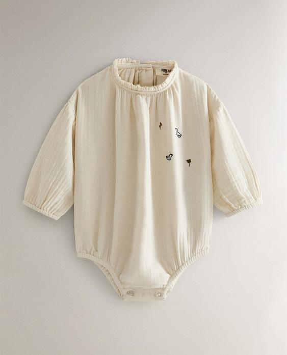 BABY-STRAMPLER AUS BAUMWOLL-MULLTUCH