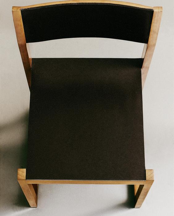 LEATHER CHAIR WITH WOODEN STRUCTURE