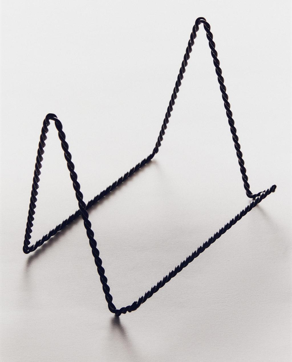 BRAIDED METAL DISPLAY