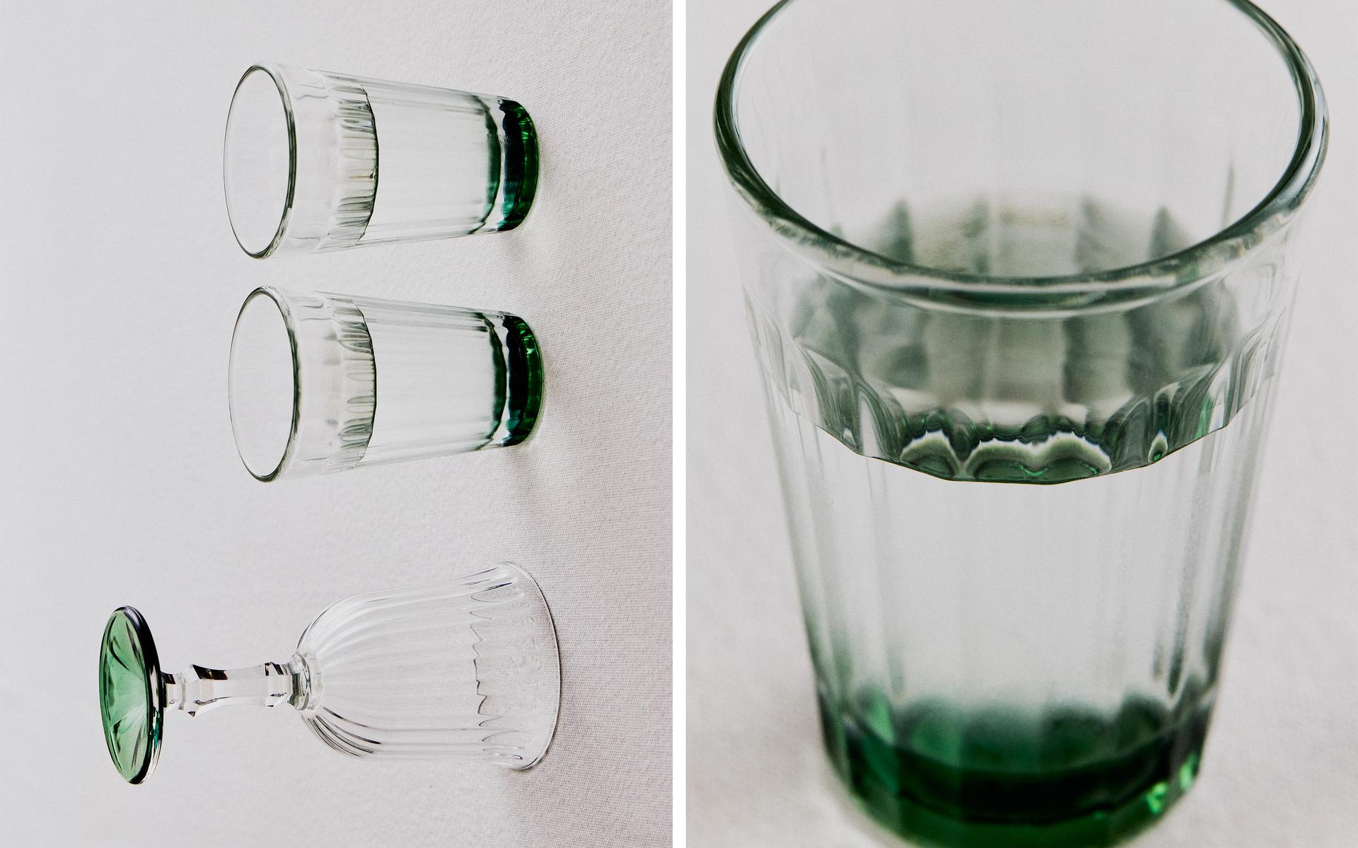 SÆT MED GLAS MED RELIEF OG FARVET FOD