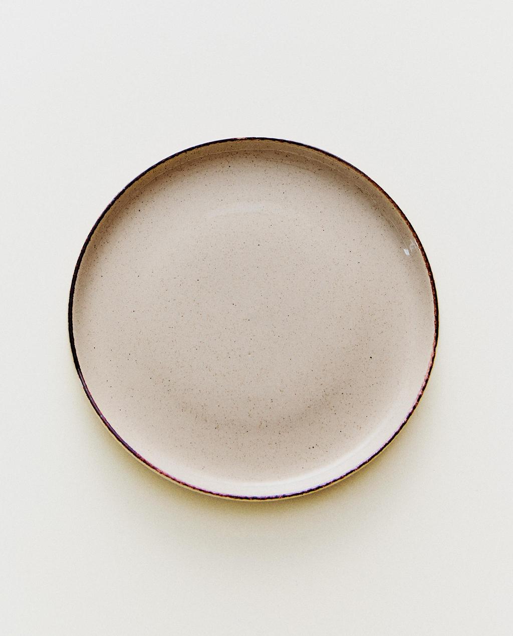 STONEWARE DESSERT PLATE WITH ANTIQUE FINISH RIM