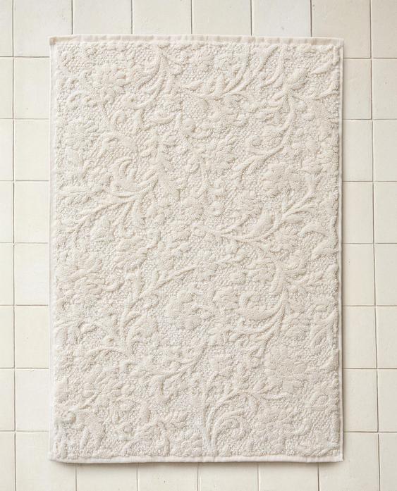 JACQUARDVÆVET BADEMÅTTE MED BLOMSTER