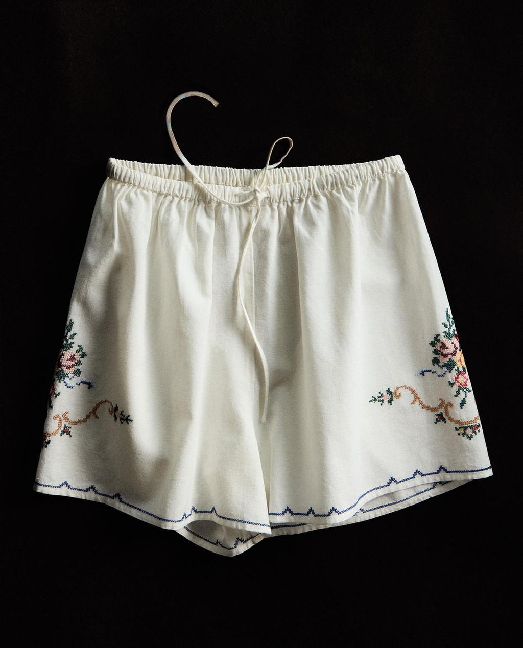 BRODERADE BOMULL OCH LINNE SHORTS