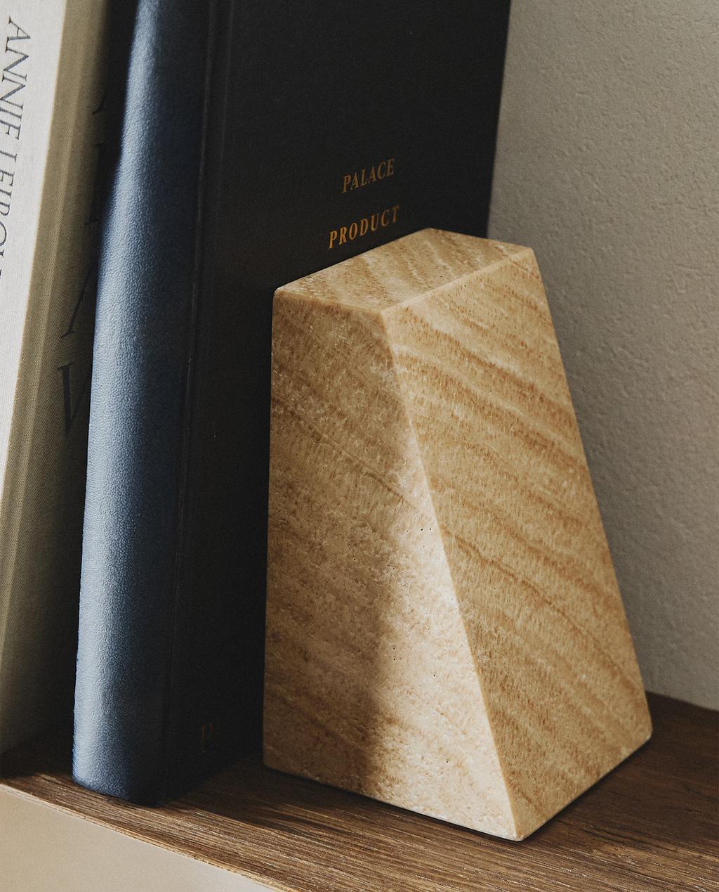 حاجز كتب هرمي