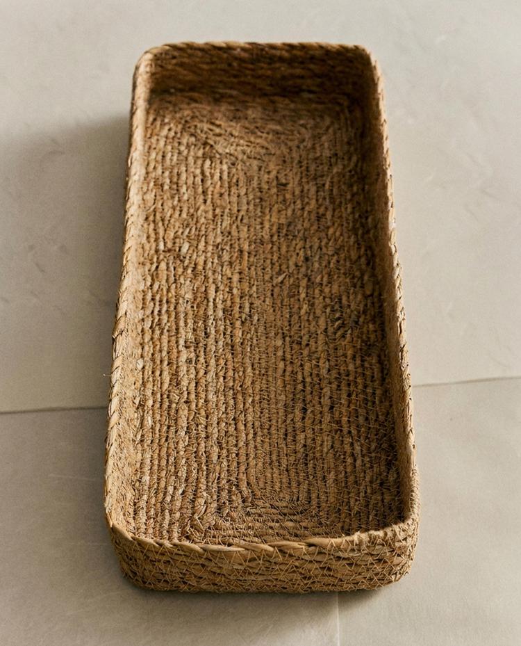 صينية على شكل سلة من الأعشاب البحرية