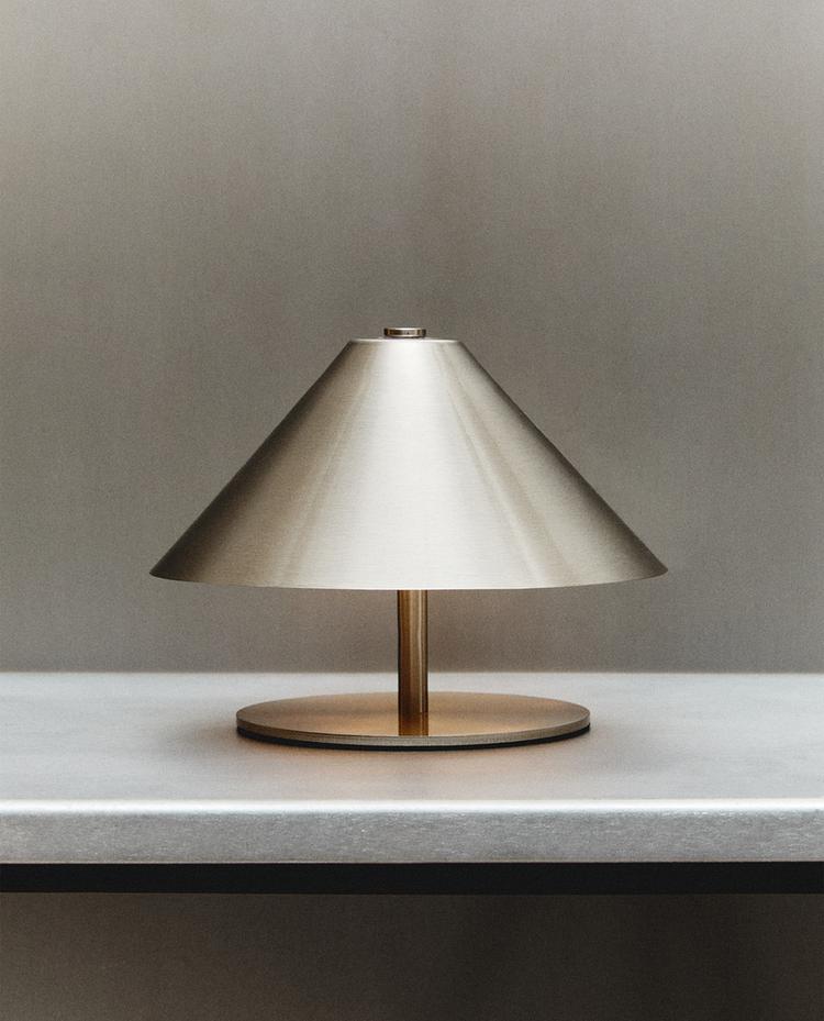 LAMPE DE TABLE, CADRE PHOTO ET TABOURET EN ACIER INOXYDABLE