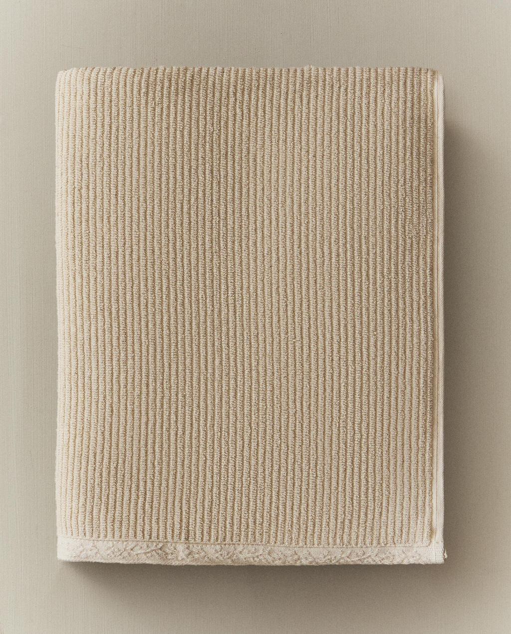 TEXTURED BATH TOWEL