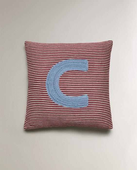 COUSSIN ENFANT BRODÉ LETTRE C