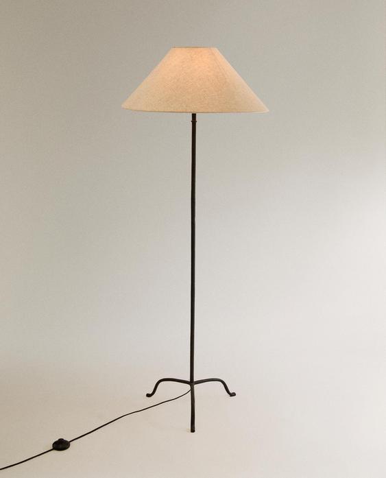 LAMPADA DA TERRA CON BASE A TREPPIEDE
