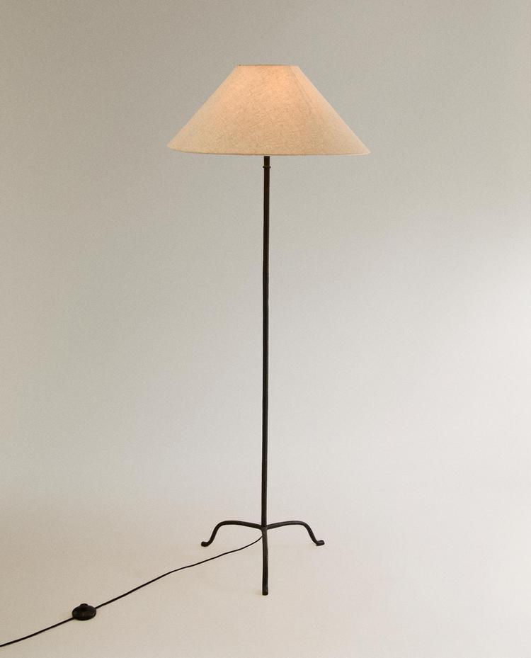 FLOOR LAMP WITH TRIPOD BASE