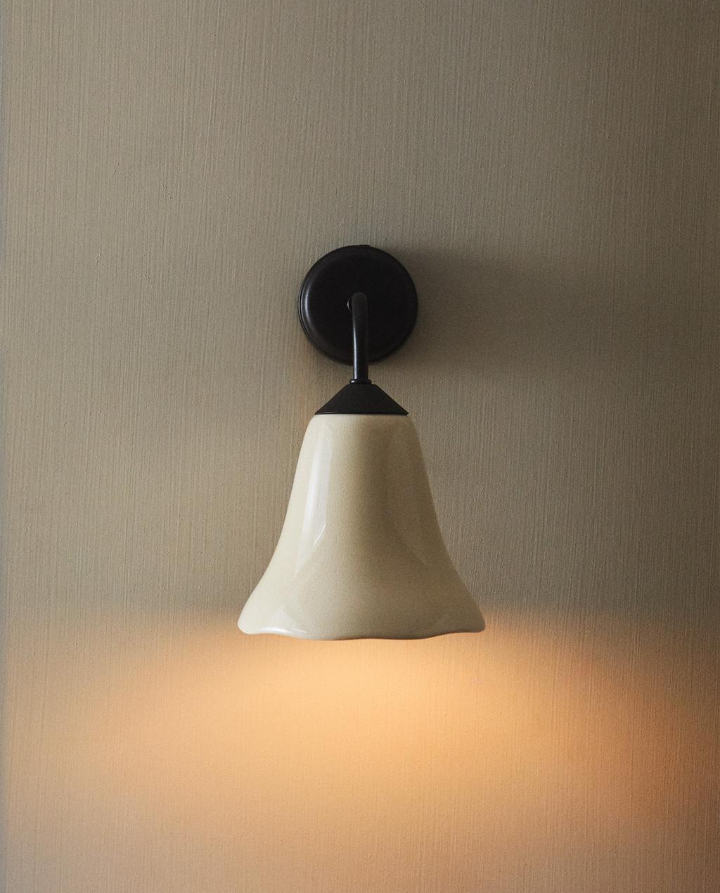 LAMP | METALEN WANDLAMP MET AARDEWERKEN LAMPENKAP