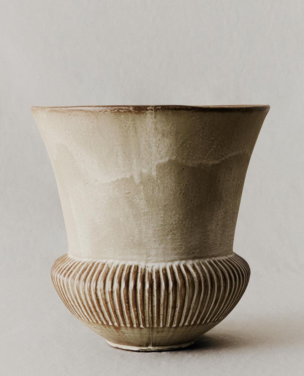 DECORATIVE CERAMIC VASE