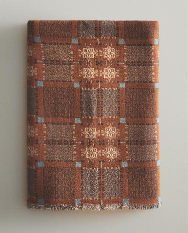 GEOMETRIC DESIGN THROW