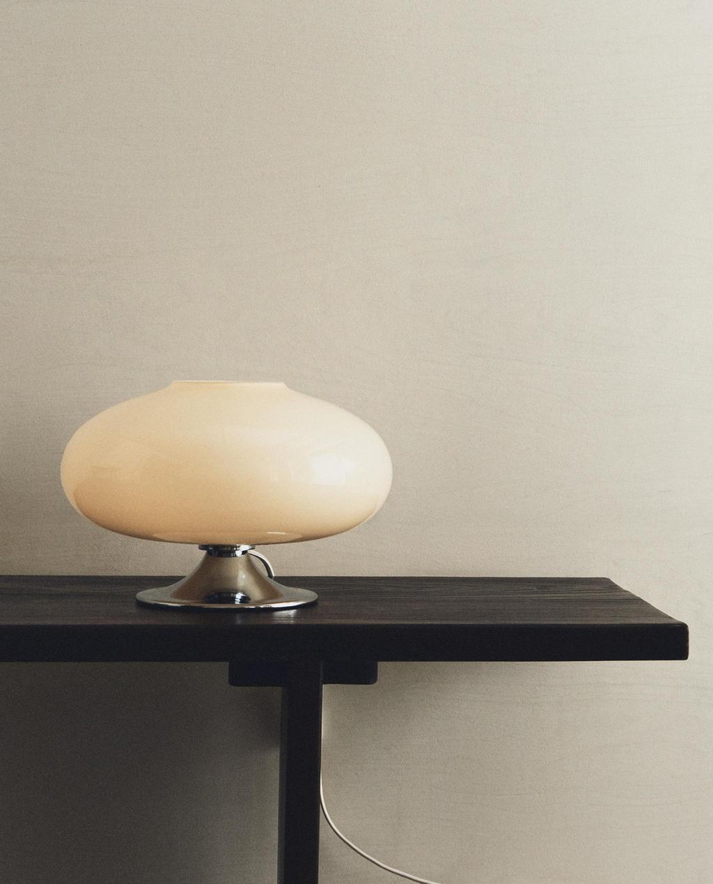 TISCHLAMPE AUS GLAS UND EISEN