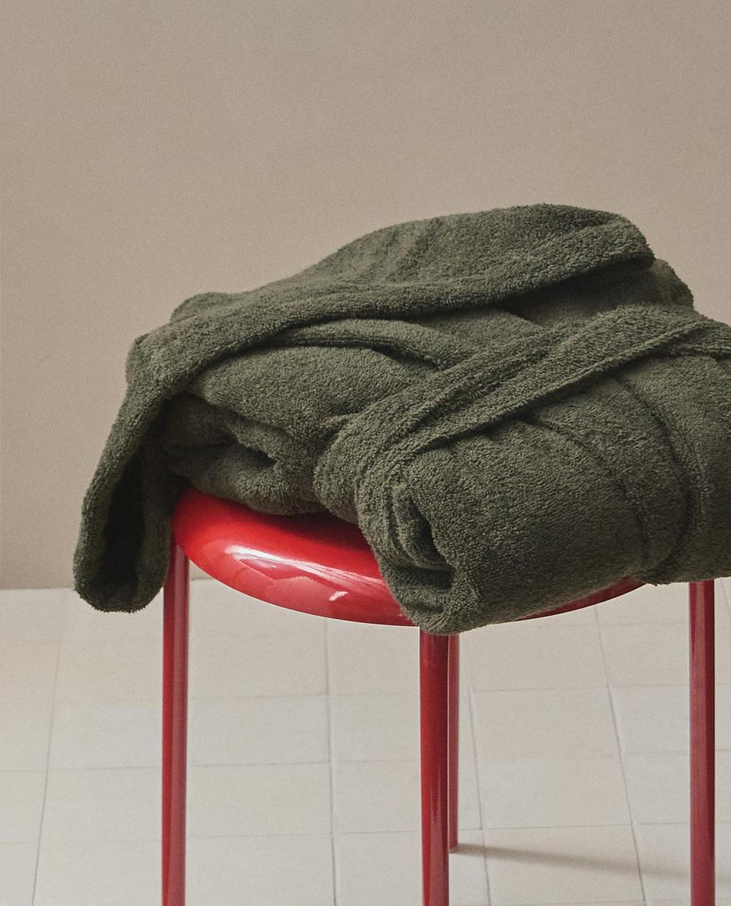 HOODED BATHROBE (360 GXM²)