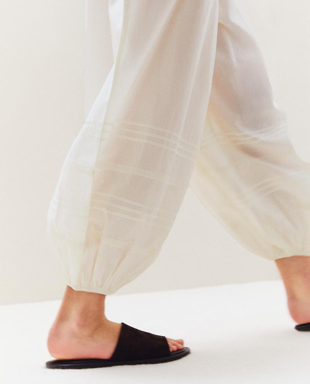 CALÇA ESTILO BOMBACHA COM RENDA E TUCKS