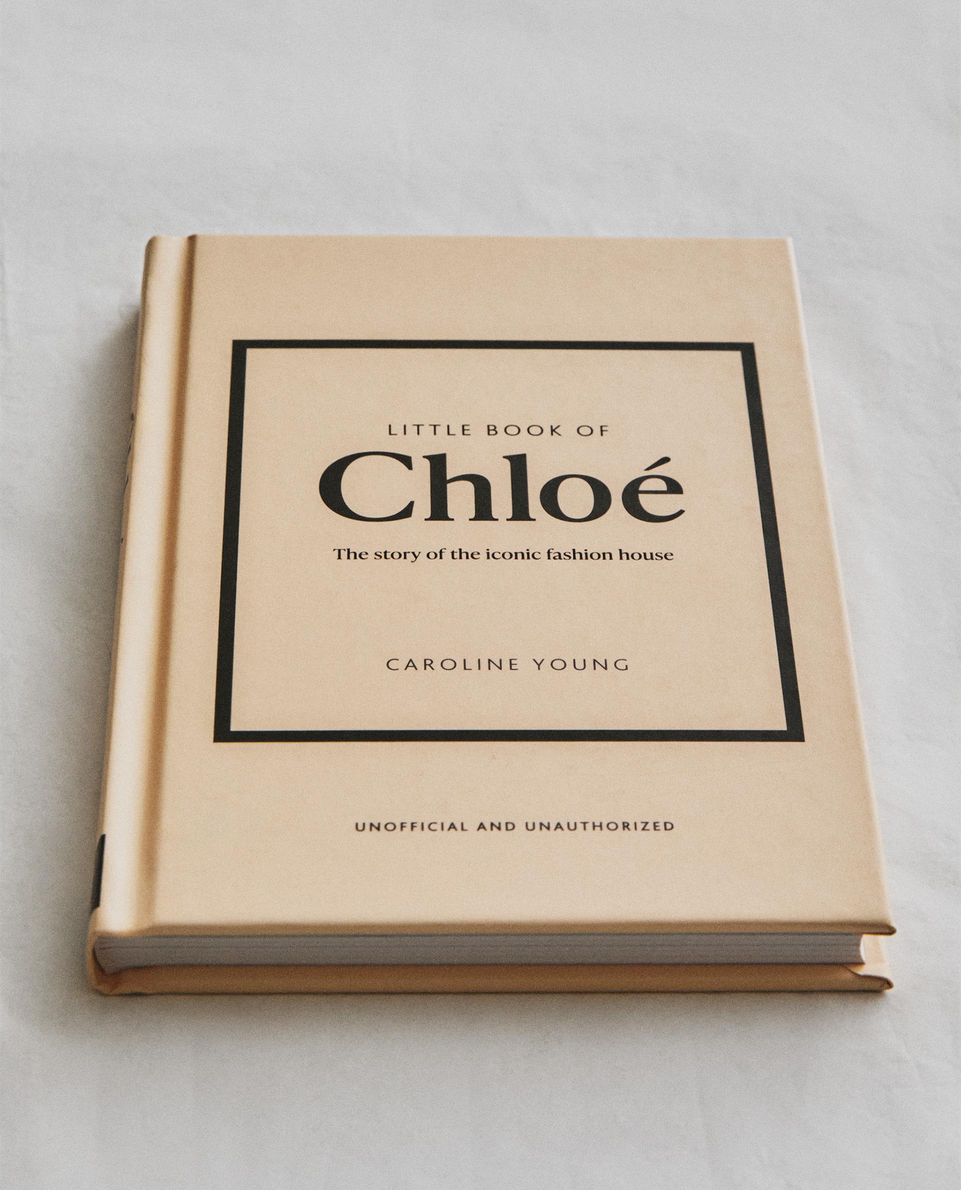 كتاب THE LITTLE BOOK OF CHLOÉ (بالإنجليزية)