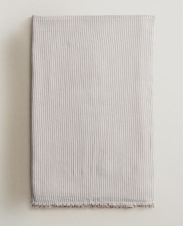 MULTI-PURPOSE THROW WITH LINES