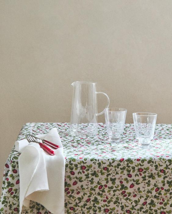 RESIN-COATED STRAWBERRY COTTON TABLECLOTH