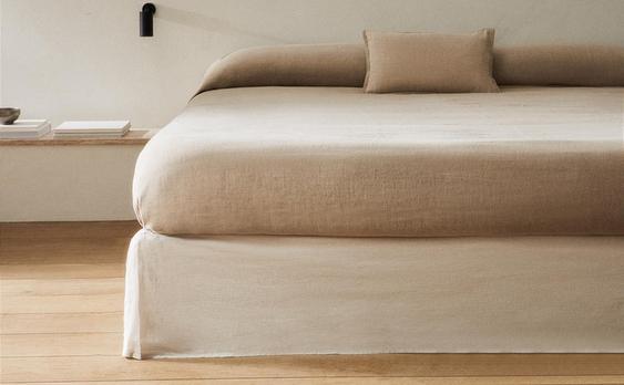 SÄNGKAPPA I BLEKT LINNE