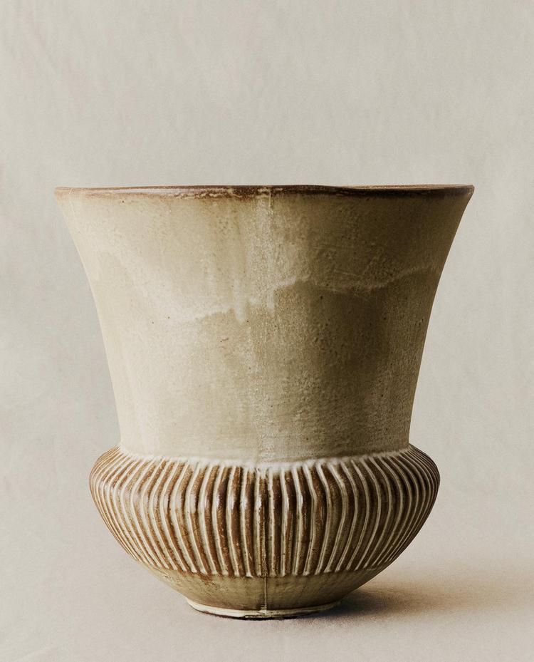 DECORATIVE CERAMIC VASE