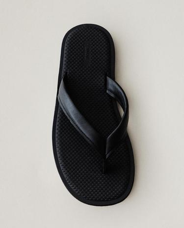 LEATHER TOE-STRAP SANDALS