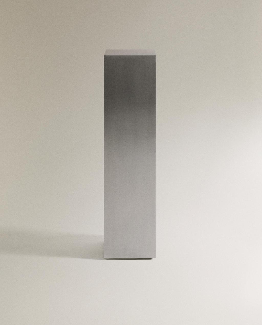 PEDESTAL PREJ ÇELIKU INOKS ME FINITURË TË FURÇUAR | STUDIO MARY LENNOX