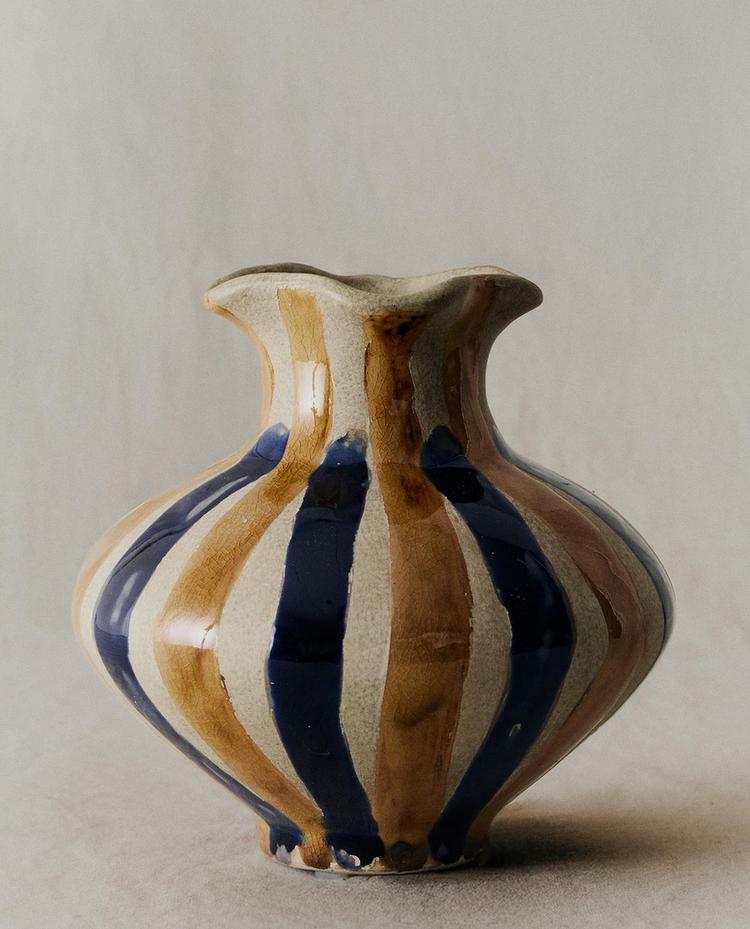 DECORATIVE ROUND CERAMIC VASE