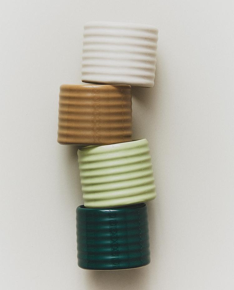 PACK OF CERAMIC NAPKIN RINGS WITH RAISED DESIGN (PACK OF 4)