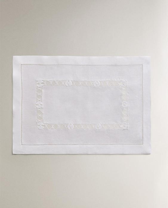 PLACEMAT WITH FLORAL EMBROIDERY AND HEMSTITCHING