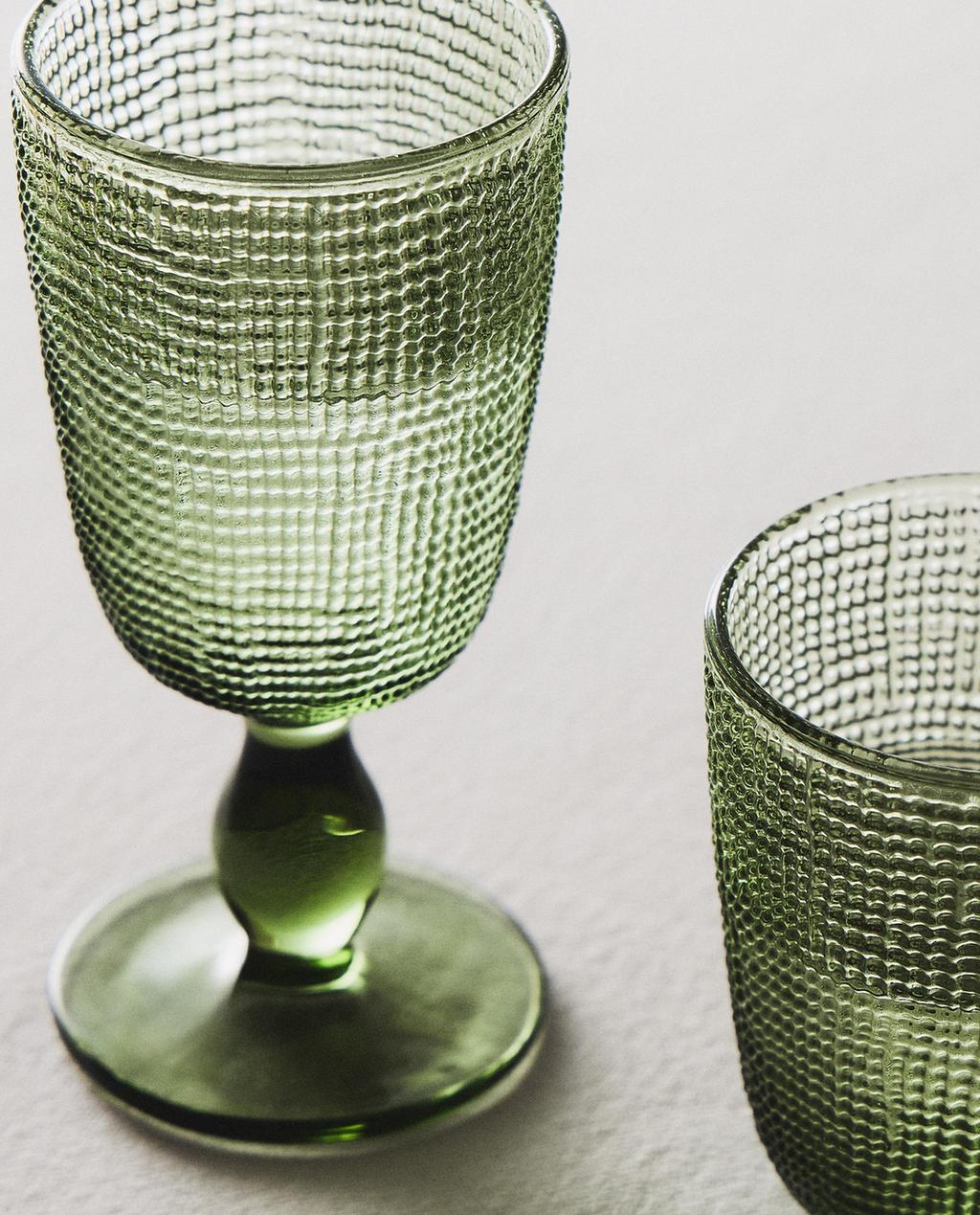 TUMBLER SET WITH RAISED DESIGN