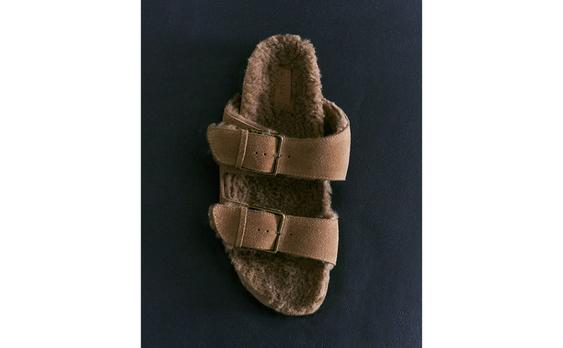 VARMA SANDALER I SPALTLÄDER MED TVÅ SPÄNNEN