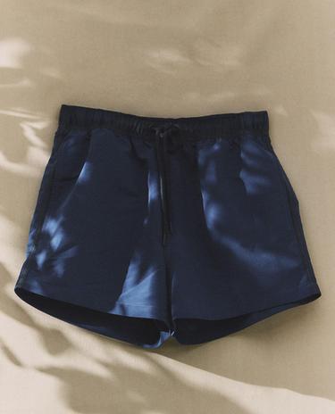 PLAIN SHORT BEACH SWIMMING TRUNKS WITH CONTRAST DETAIL