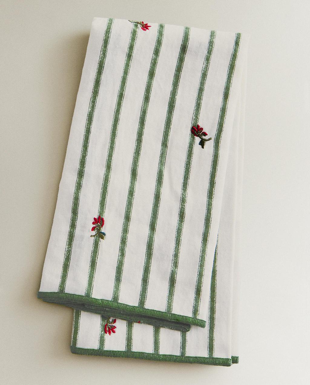 SET ȘERVEȚELE DUNGI ȘI FLOARE BRODATĂ (SET DE 2)