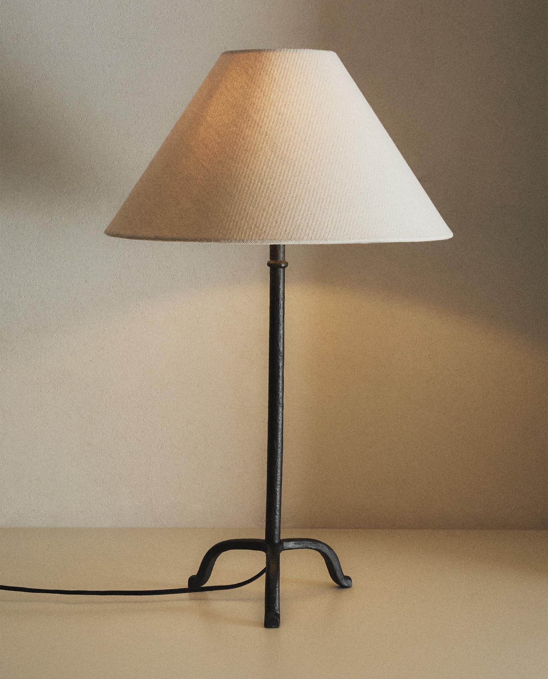 TABLE LAMP WITH TRIPOD BASE