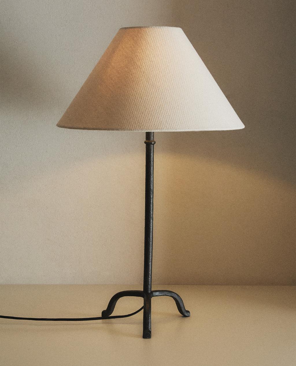 TABLE LAMP WITH TRIPOD BASE