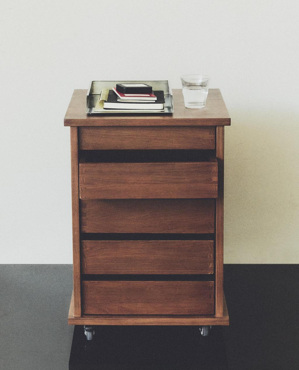 WOODEN DRAWER UNIT WITH WHEELS