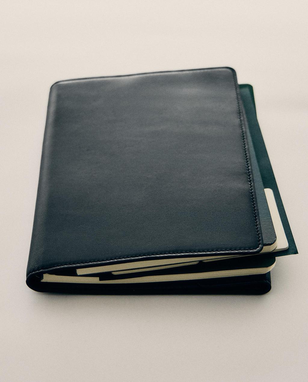 PROTÈGE-AGENDA EN CUIR